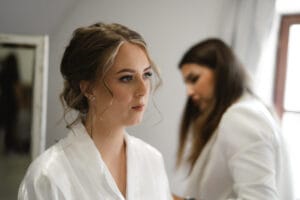 Přípravy nevěsty - svatba ve svatební stodole Most