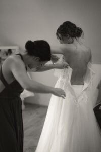 Přípravy nevěsty - svatba ve svatební stodole Most