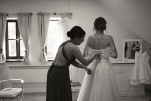 Přípravy nevěsty - svatba ve svatební stodole Most