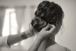 Přípravy nevěsty - svatba ve svatební stodole Most