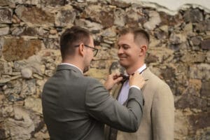 Přípravy ženicha - svatba ve svatební stodole Most