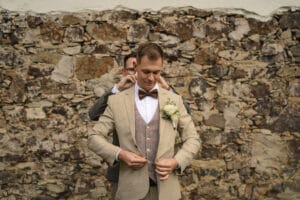 Přípravy ženicha - svatba ve svatební stodole Most