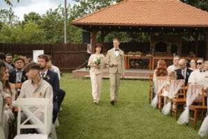 Novomanželé při obřadu - svatební stodola Most