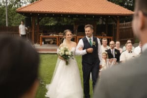 Novomanželé při obřadu - svatební stodola Most