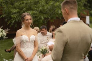 Novomanželé při obřadu - svatební stodola Most