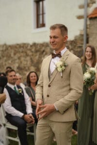Ženich při obřadu - svatební stodola Most