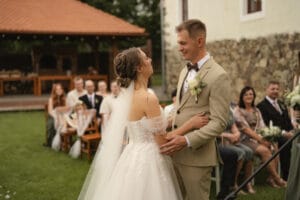 Novomanželé při obřadu - svatební stodola Most