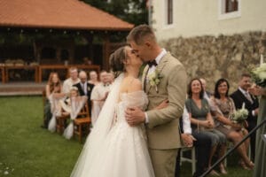 Novomanželé při obřadu - svatební stodola Most