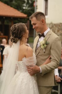 Novomanželé při obřadu - svatební stodola Most