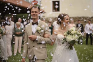 Novomanželé při obřadu - svatební stodola Most