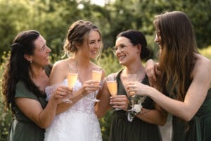 Nevěsta s družičkami - svatba ve svatební stodole Most