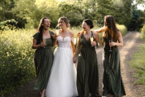 Nevěsta s družičkami - svatba ve svatební stodole Most