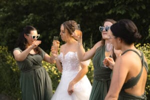 Nevěsta s družičkami - svatba ve svatební stodole Most