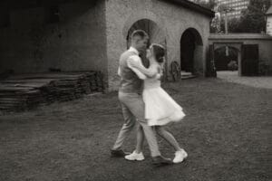 Novomanželé při obřadu - svatební stodola Most