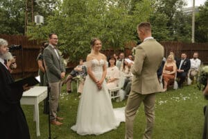 Novomanželé při obřadu - svatební stodola Most