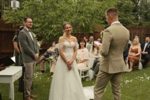 Novomanželé při obřadu - svatební stodola Most
