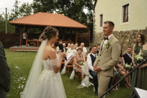 Novomanželé při obřadu - svatební stodola Most