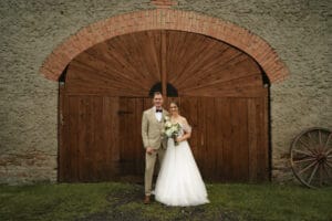 Novomanželé - svatební stodola Most