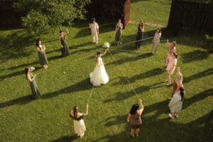 Svatební kytice, stříhání stuh - svatební stodola Most