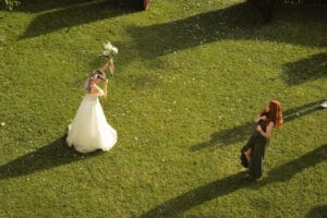 Svatební kytice, stříhání stuh - svatební stodola Most