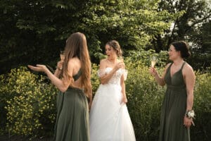 Nevěsta s družičkami - svatba ve svatební stodole Most