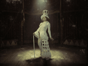 Konceptuální fotografie - Karolinna, singl Dynamite